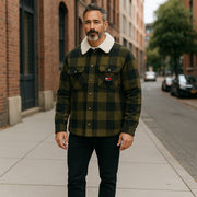 TOMMY HILFIGER Tjm Check Sherpa vyriška striukė S su chaki spalvos marškinėliais ir logotipu. Rekomenduojama kaina – 170 €. 