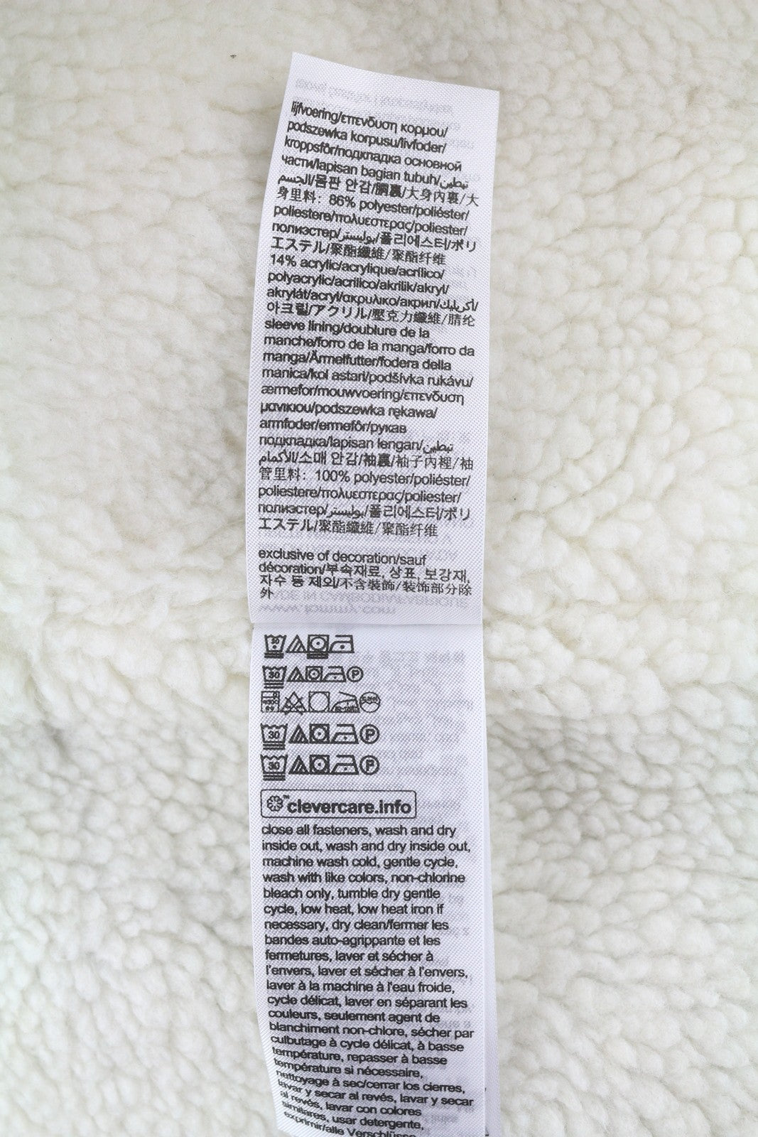 TOMMY HILFIGER Tjm Check Sherpa vyriška striukė S su chaki spalvos marškinėliais ir logotipu. Rekomenduojama kaina – 170 €. 