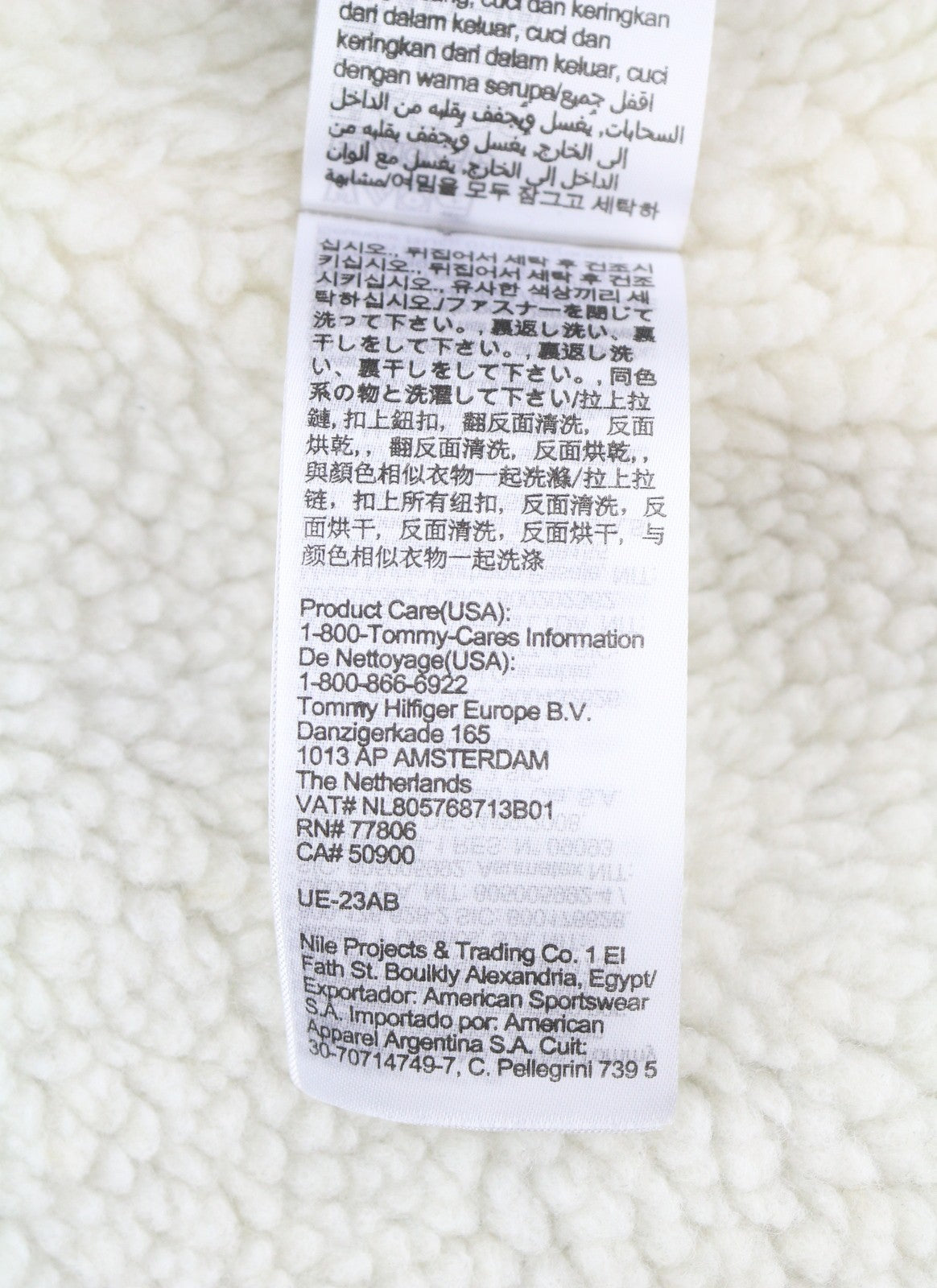 TOMMY HILFIGER Tjm Check Sherpa vyriška striukė S su chaki spalvos marškinėliais ir logotipu. Rekomenduojama kaina – 170 €. 