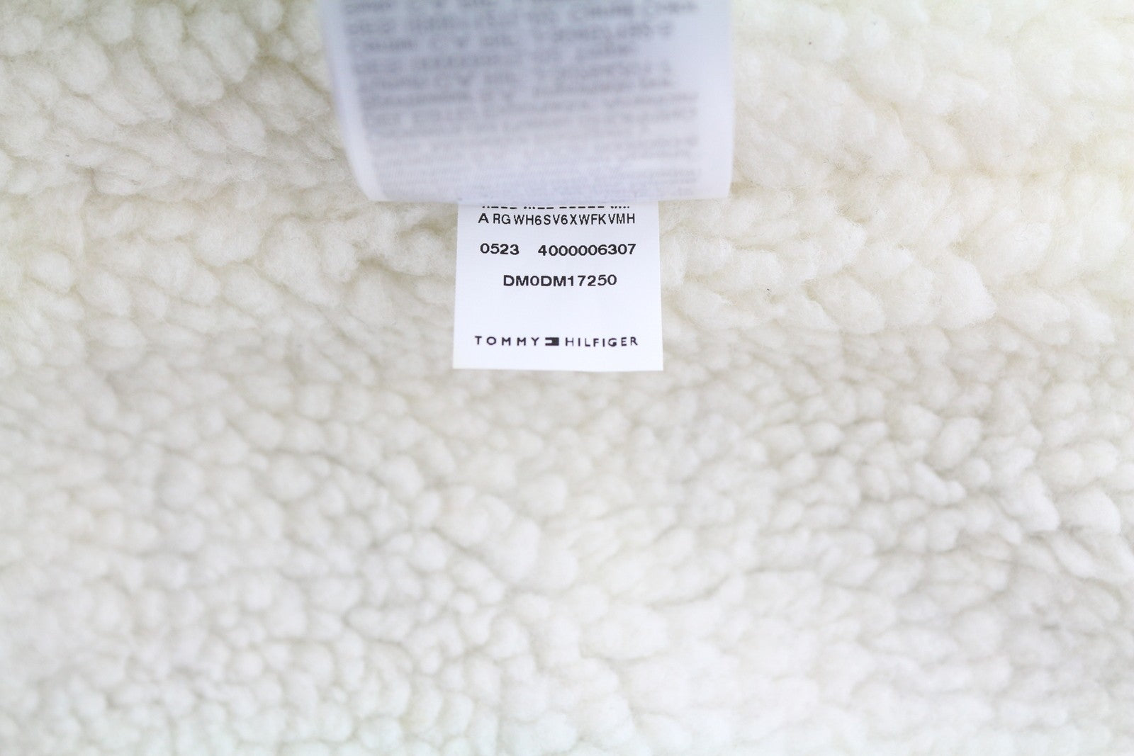 TOMMY HILFIGER Tjm Check Sherpa vyriška striukė S su chaki spalvos marškinėliais ir logotipu. Rekomenduojama kaina – 170 €. 