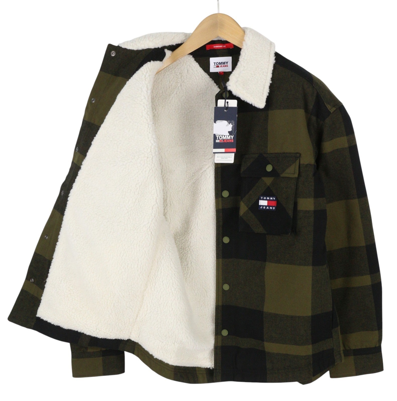 TOMMY HILFIGER Tjm Check Sherpa vyriška striukė S su chaki spalvos marškinėliais ir logotipu. Rekomenduojama kaina – 170 €. 