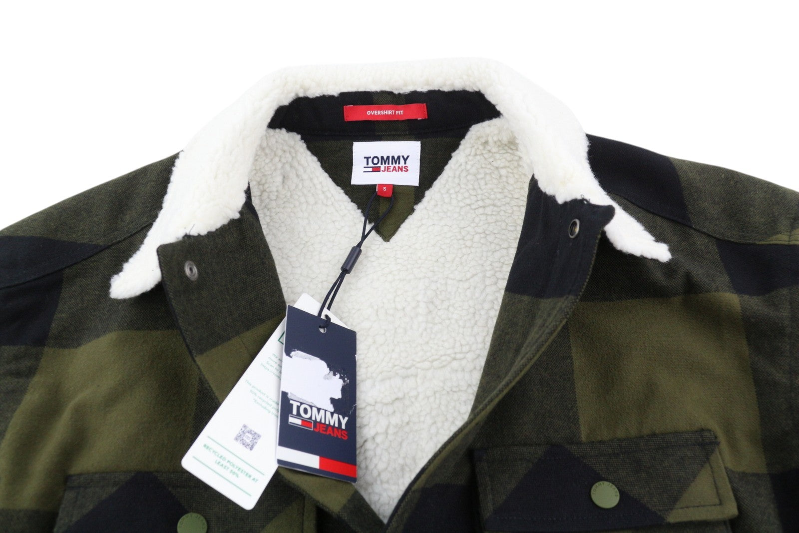 TOMMY HILFIGER Tjm Check Sherpa vyriška striukė S su chaki spalvos marškinėliais ir logotipu. Rekomenduojama kaina – 170 €. 