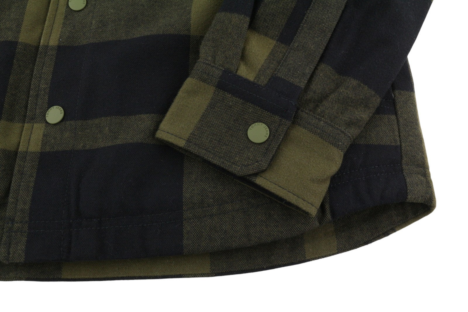 TOMMY HILFIGER Tjm Check Sherpa vyriška striukė S su chaki spalvos marškinėliais ir logotipu. Rekomenduojama kaina – 170 €. 