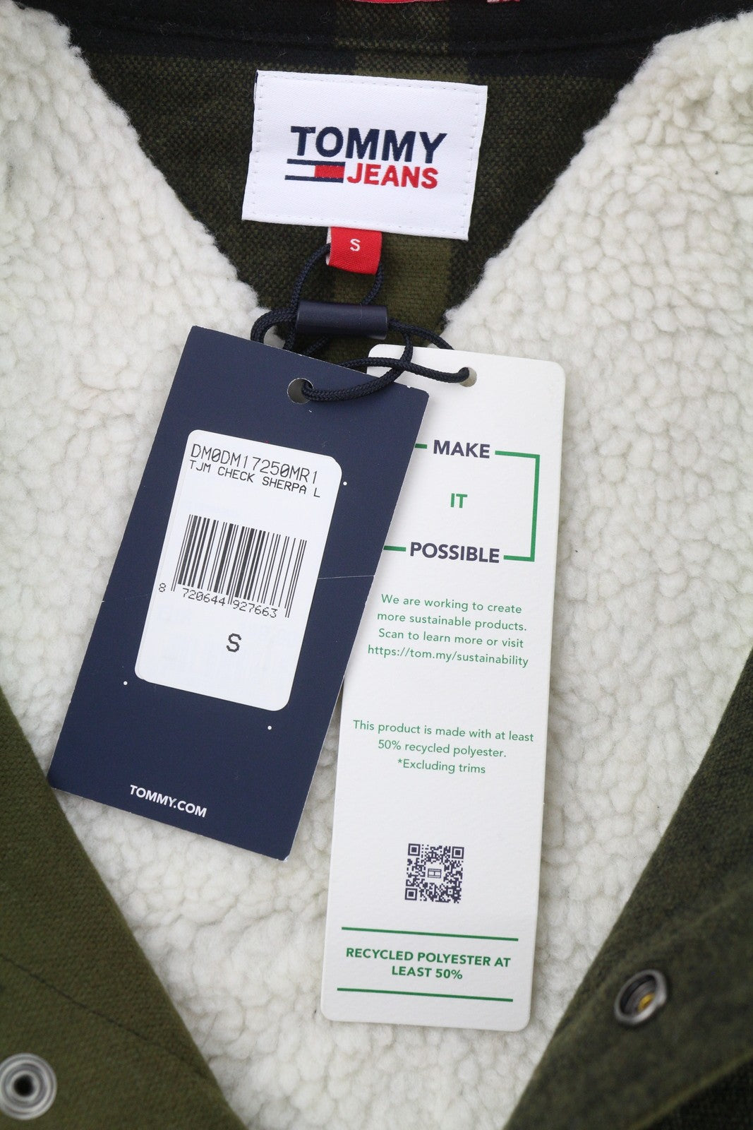 TOMMY HILFIGER Tjm Check Sherpa vyriška striukė S su chaki spalvos marškinėliais ir logotipu. Rekomenduojama kaina – 170 €. 