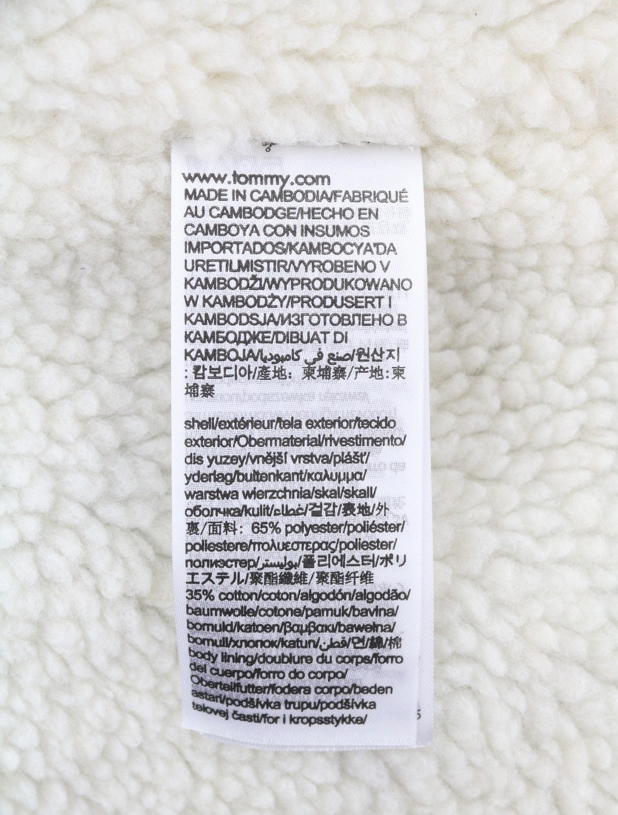 TOMMY HILFIGER Tjm Check Sherpa vyriška striukė S su chaki spalvos marškinėliais ir logotipu. Rekomenduojama kaina – 170 €. 