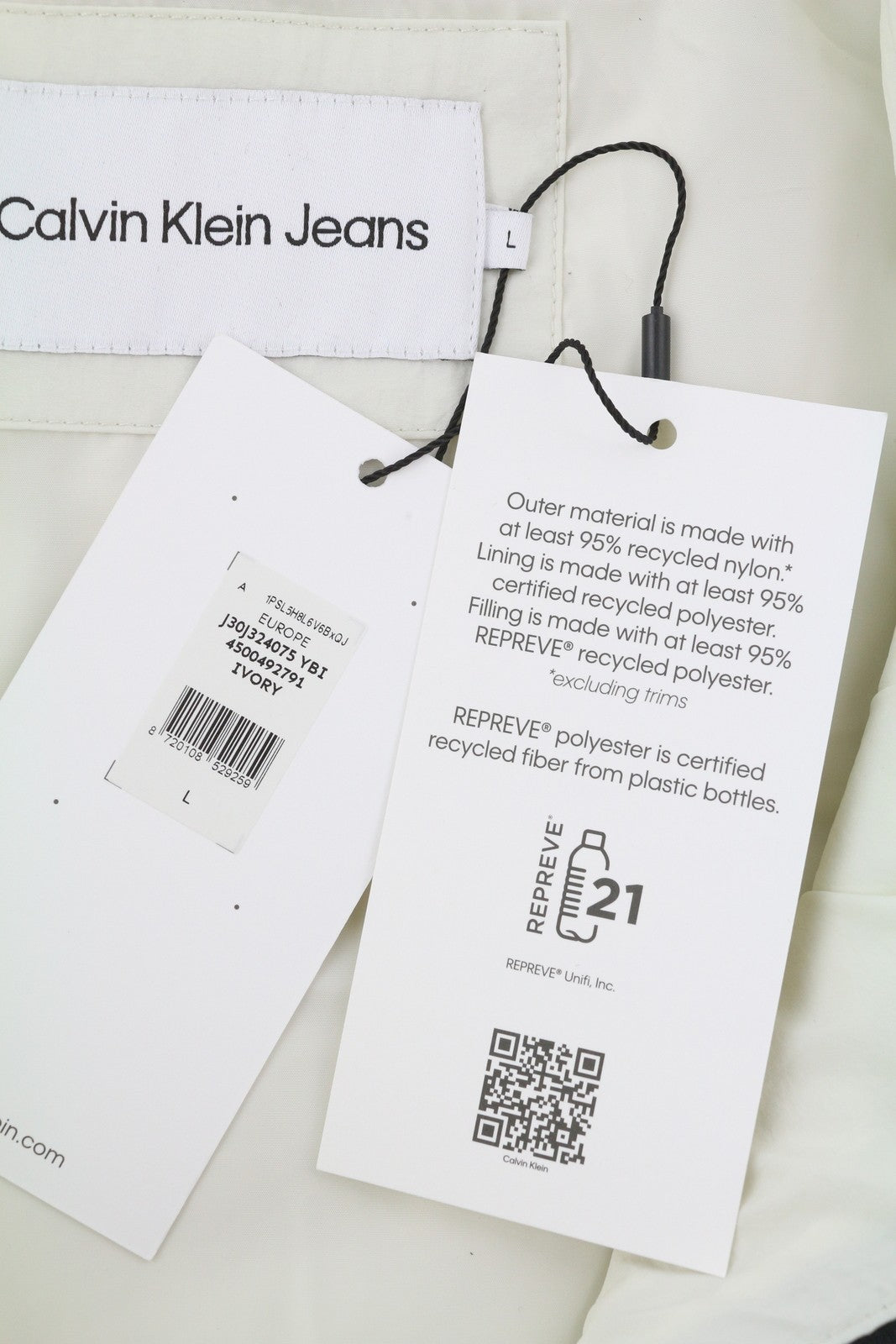 CALVIN KLEIN vyriška liemenė L, balta, vandeniui atspari, paminkštinta, dygsniuota, užtrauktuku. RMK 179 € 