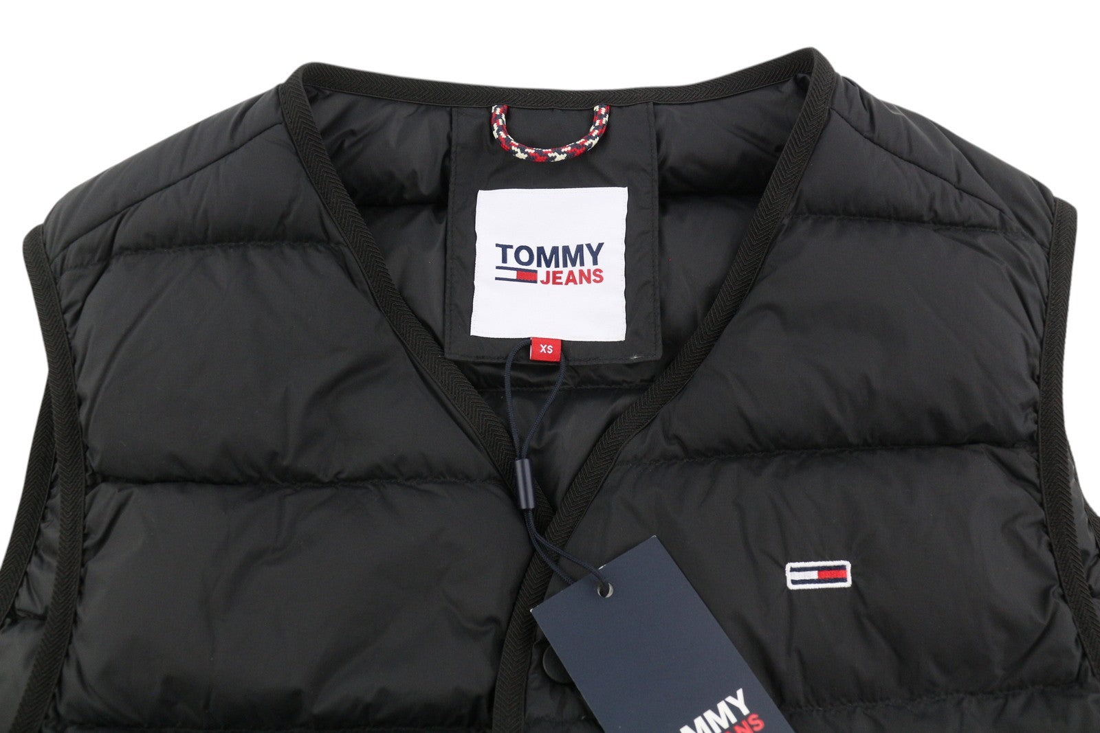 TOMMY HILFIGER Tjm Light Down vyriška liemenė XS dydžio, juoda, su ančių pūkų užpildu, rekomenduojama kaina – 149 € 