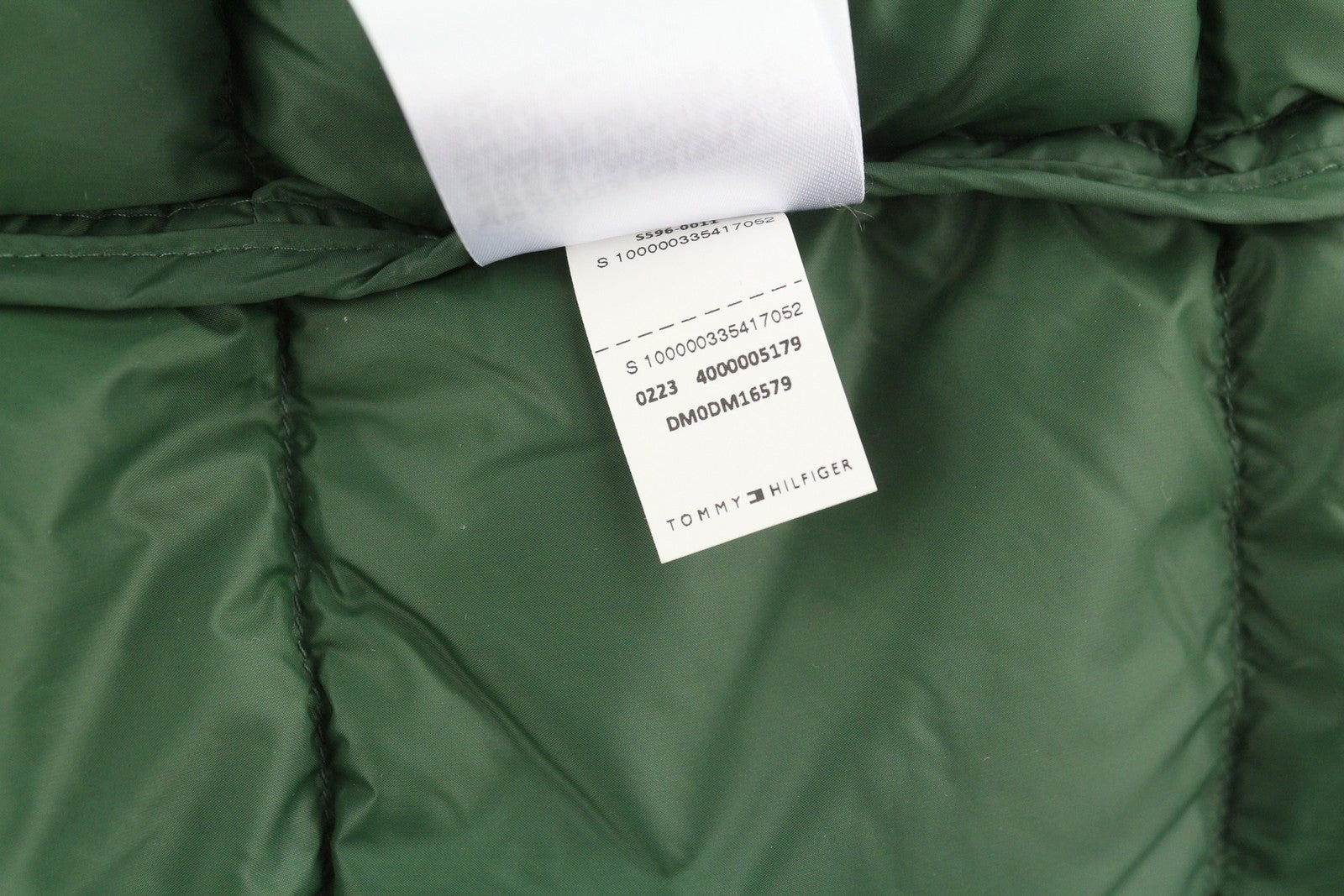 TOMMY HILFIGER Tjm Light Down vyriška liemenė M su žalia ančių pūkų užpildu, rekomenduojama kaina – 149 € 