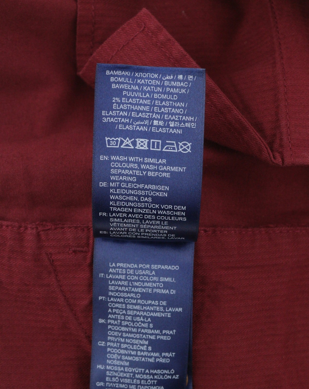 GANT Fryda moteriškos kelnės, 38 €, raudonos, prigludusios, vidutinio liemens, su užtrauktuku ir kulkšnies ilgio logotipu. 