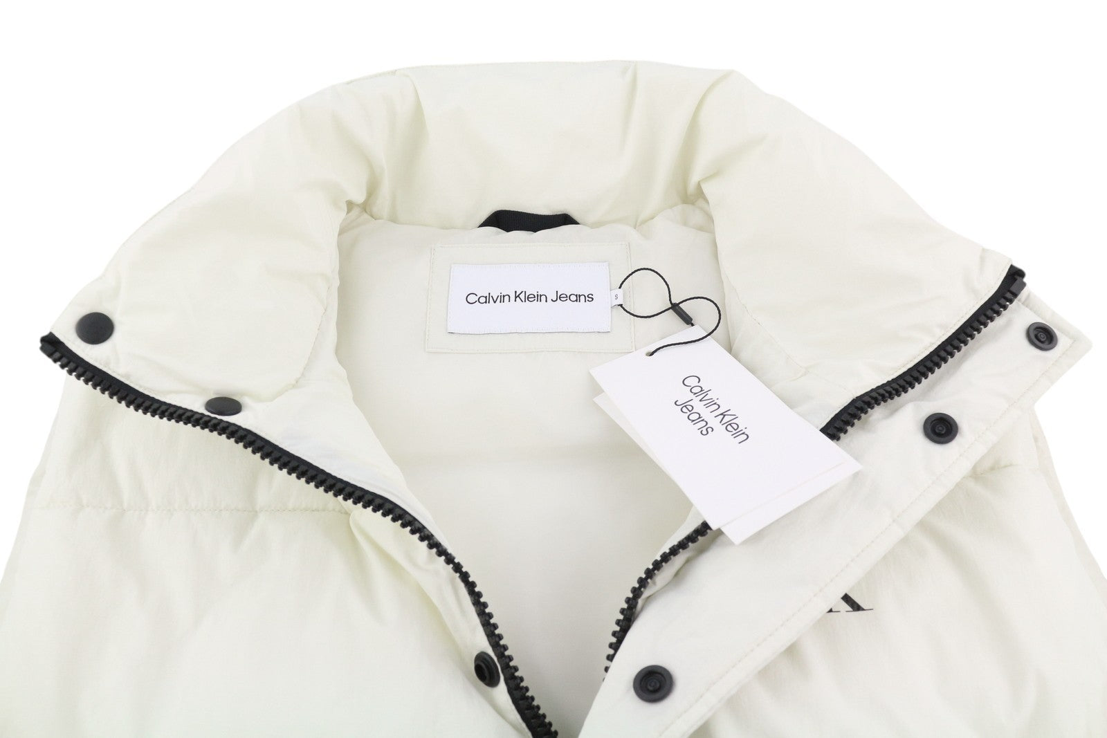 CALVIN KLEIN vyriška liemenė S, balta, vandenį atstumianti, paminkštinta, dygsniuota, užtrauktuku. RMK 179 €. 