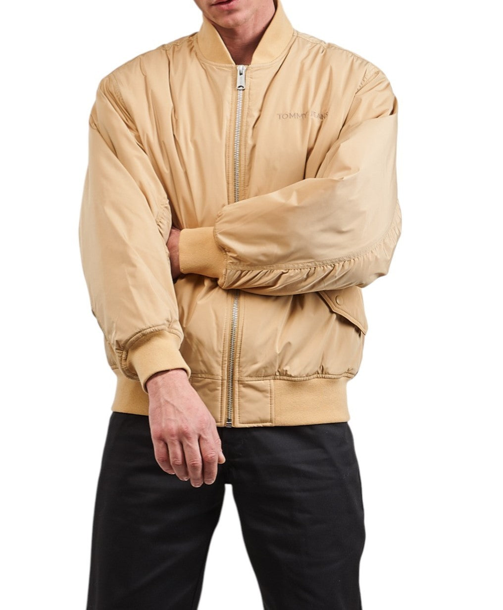 TOMMY HILFIGER Tjm Classics Bomber vyriška striukė XL dydžio, smėlio spalvos, su pamušalu ir užtrauktuku, rekomenduojama kaina – 209 € 