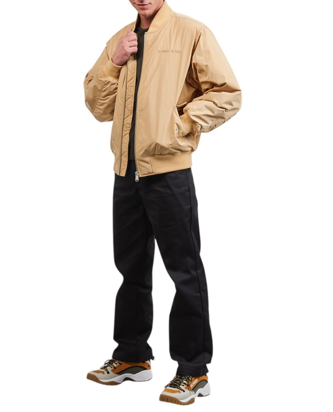 TOMMY HILFIGER Tjm Classics Bomber vyriška striukė XL dydžio, smėlio spalvos, su pamušalu ir užtrauktuku, rekomenduojama kaina – 209 € 