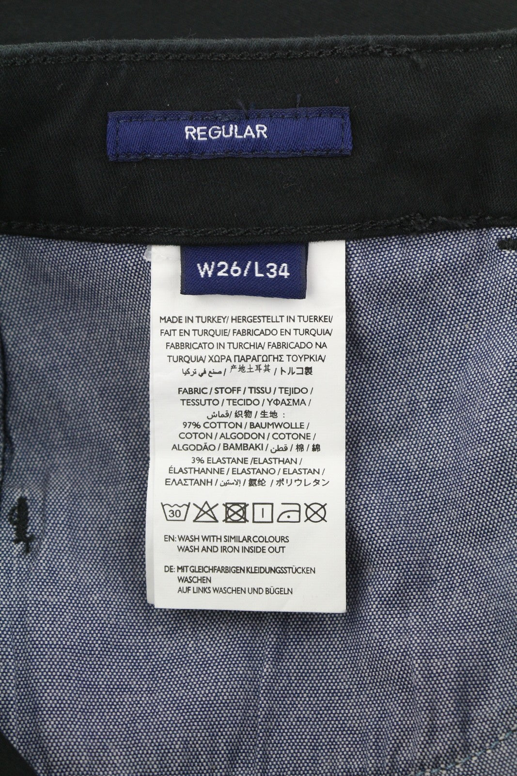 GANT Regular atlasinės moteriškos kelnės W26/L34 juodos, plokščia priekine dalimi, su užtrauktuku ir logotipu, laisvalaikio stiliaus. 