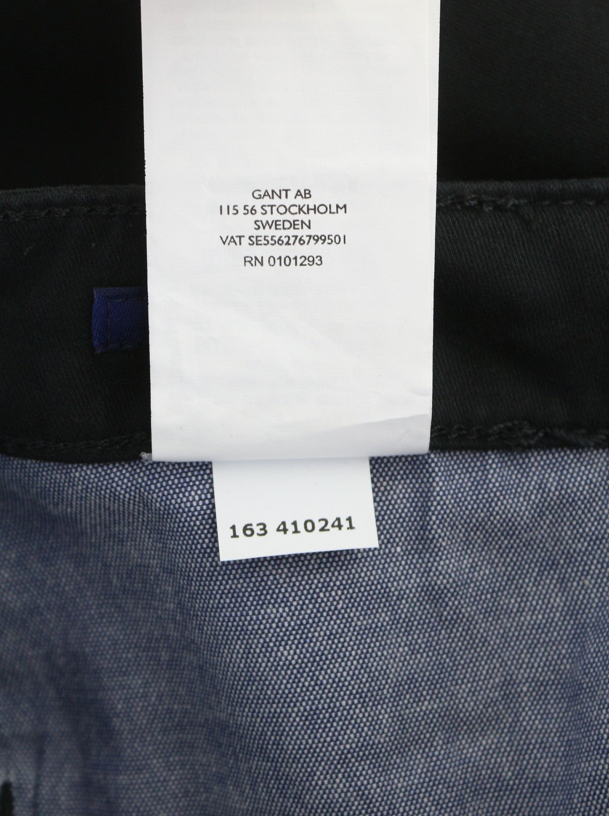 GANT Regular atlasinės moteriškos kelnės W26/L34 juodos, plokščia priekine dalimi, su užtrauktuku ir logotipu, laisvalaikio stiliaus. 