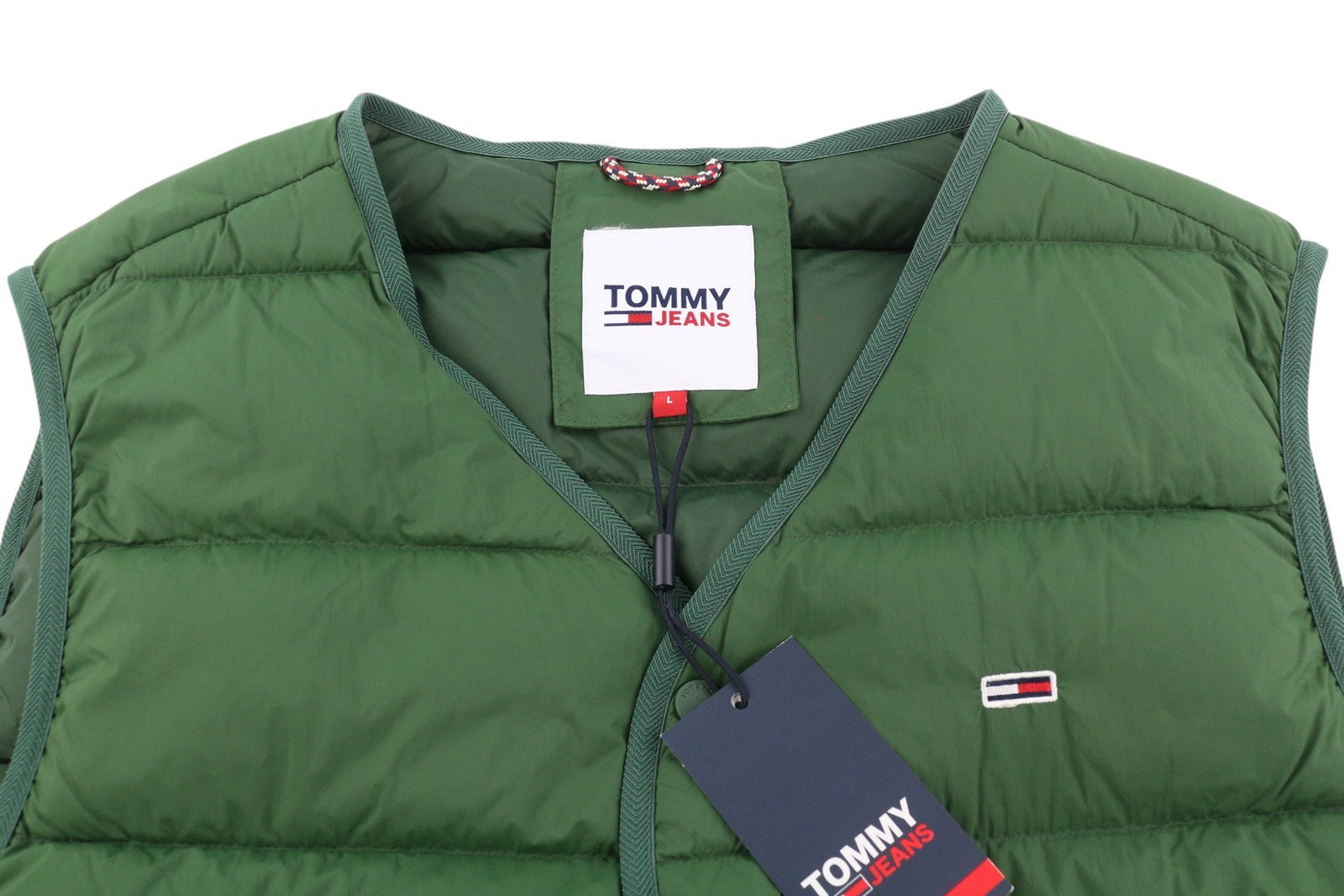 TOMMY HILFIGER Tjm Light Down vyriška liemenė L, žalia, su ančių pūkų užpildu, rekomenduojama kaina – 149 € 