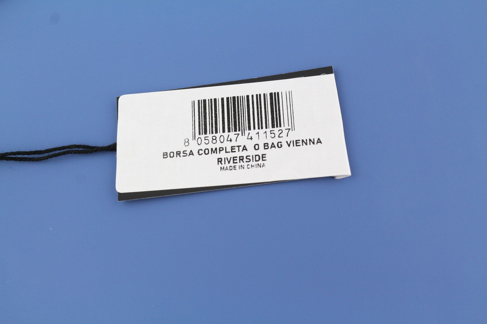 O BAG Vienna moteriškas krepšys su mėlynomis dvigubomis rankenomis, užsegimu, pamušalu ir logotipu bei kvadratiniais pamušalais. 