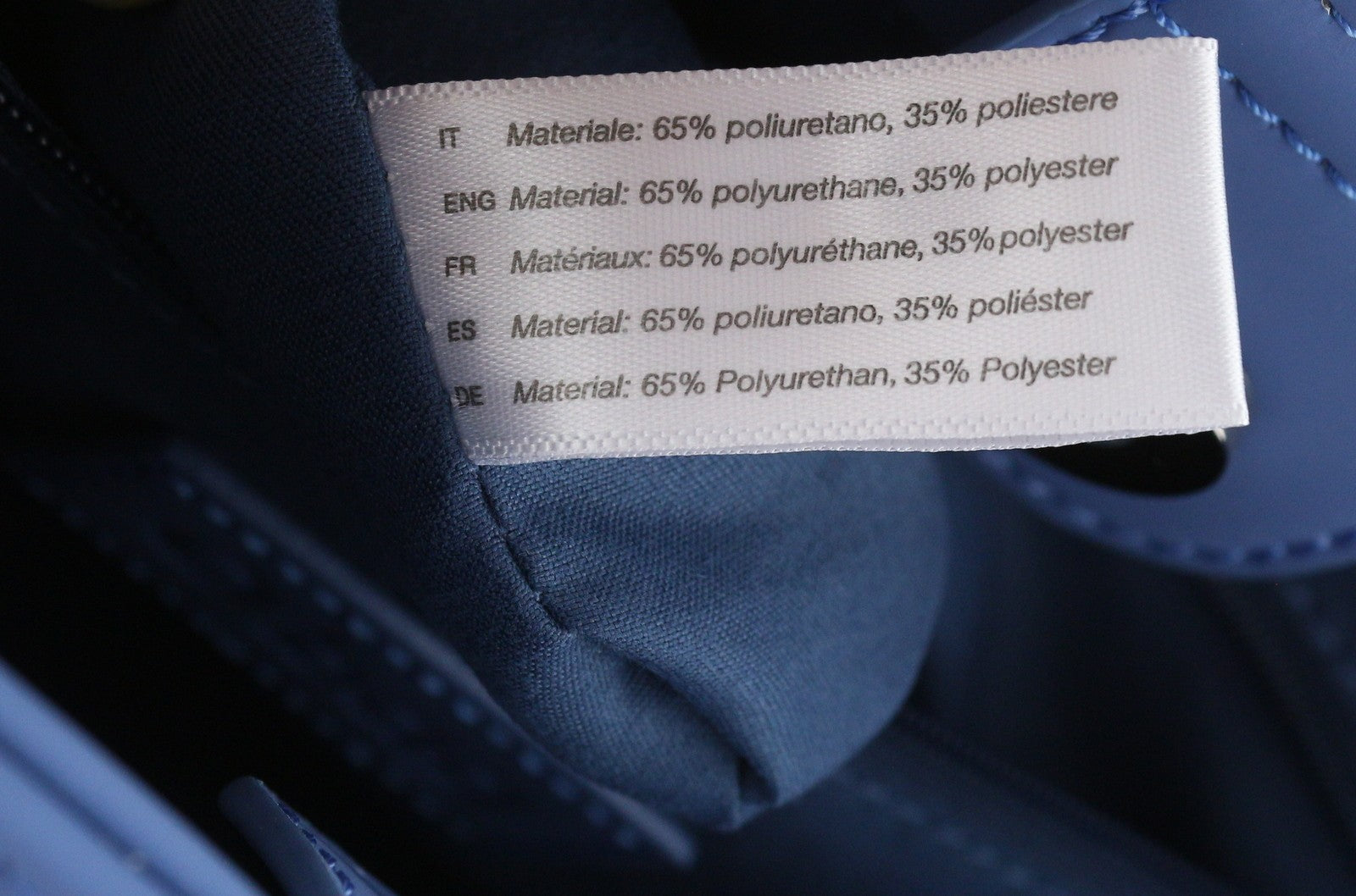 O BAG Vienna moteriškas krepšys su mėlynomis dvigubomis rankenomis, užsegimu, pamušalu ir logotipu bei kvadratiniais pamušalais. 