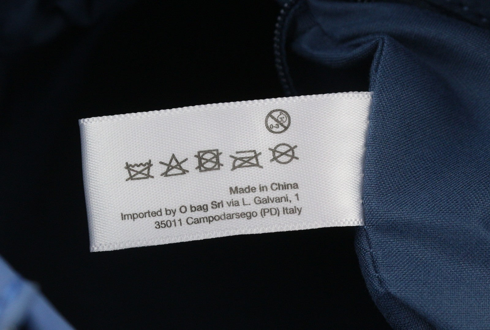 O BAG Vienna moteriškas krepšys su mėlynomis dvigubomis rankenomis, užsegimu, pamušalu ir logotipu bei kvadratiniais pamušalais. 