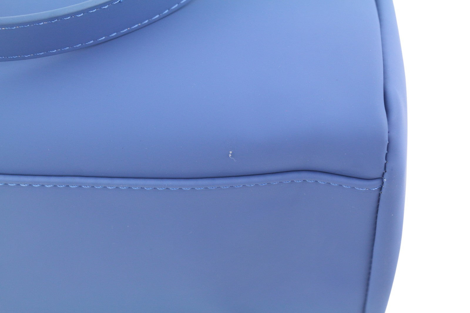 O BAG Vienna moteriškas krepšys su mėlynomis dvigubomis rankenomis, užsegimu, pamušalu ir logotipu bei kvadratiniais pamušalais. 