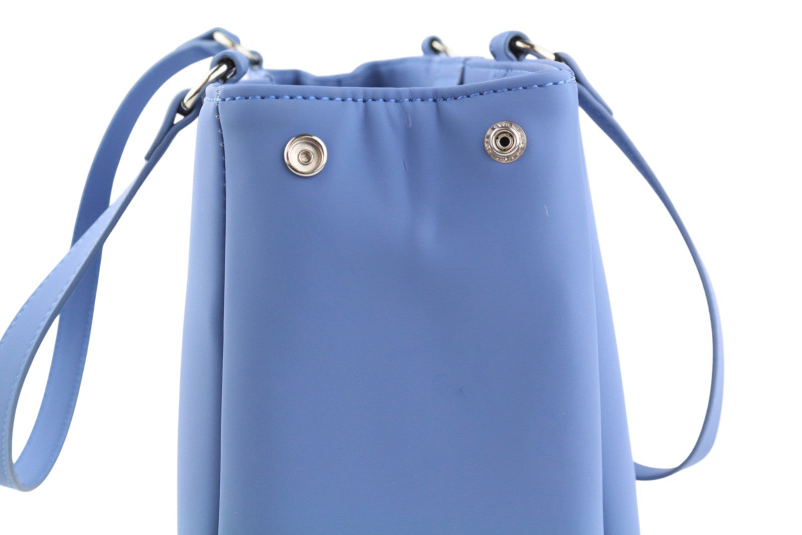 O BAG Vienna moteriškas krepšys su mėlynomis dvigubomis rankenomis, užsegimu, pamušalu ir logotipu bei kvadratiniais pamušalais. 