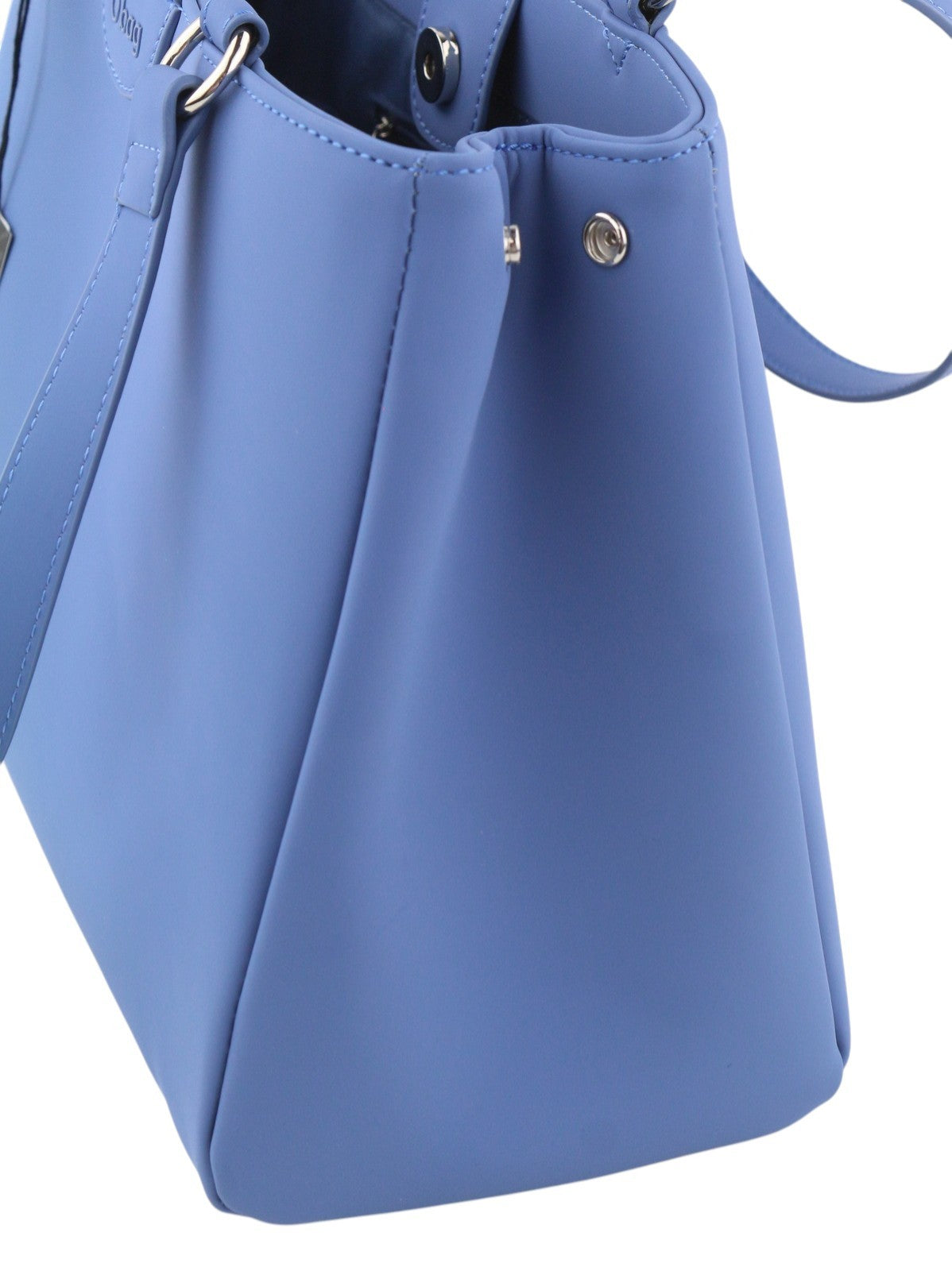 O BAG Vienna moteriškas krepšys su mėlynomis dvigubomis rankenomis, užsegimu, pamušalu ir logotipu bei kvadratiniais pamušalais. 