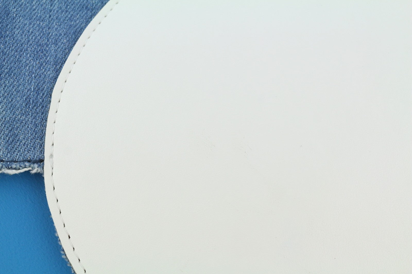 O BAG Glam moteriška rankinė OS mėlyna džinsinio audinio įdėklu su metaline grandinėle, užsegimu per petį 