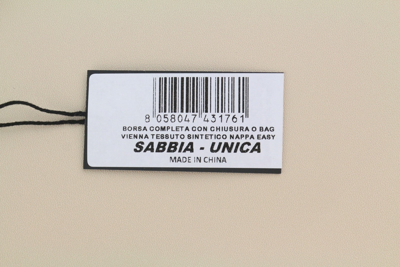 O BAG Vienna moteriškas krepšys OS smėlio spalvos su dviem rankenomis, užsegimu, pamušalu, logotipu ir kvadratu. 