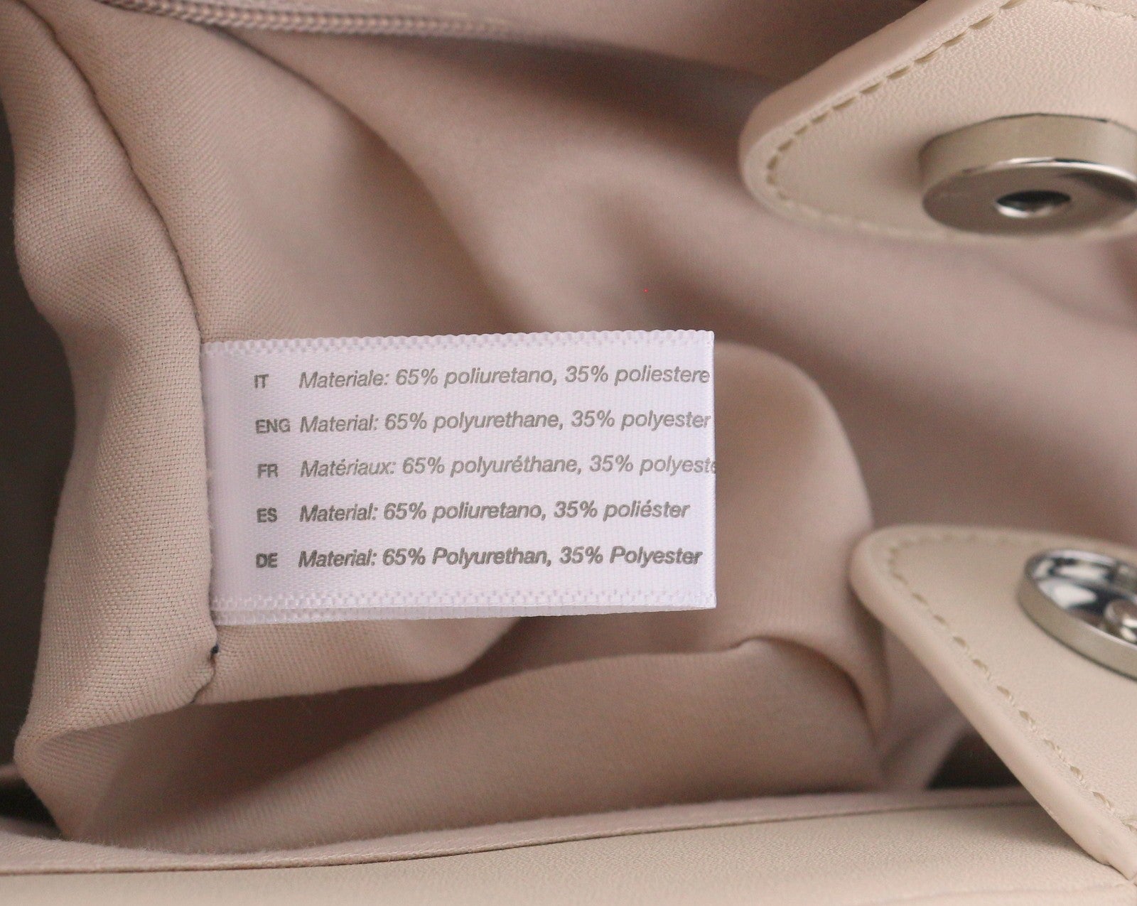 O BAG Vienna moteriškas krepšys OS smėlio spalvos su dviem rankenomis, užsegimu, pamušalu, logotipu ir kvadratu. 