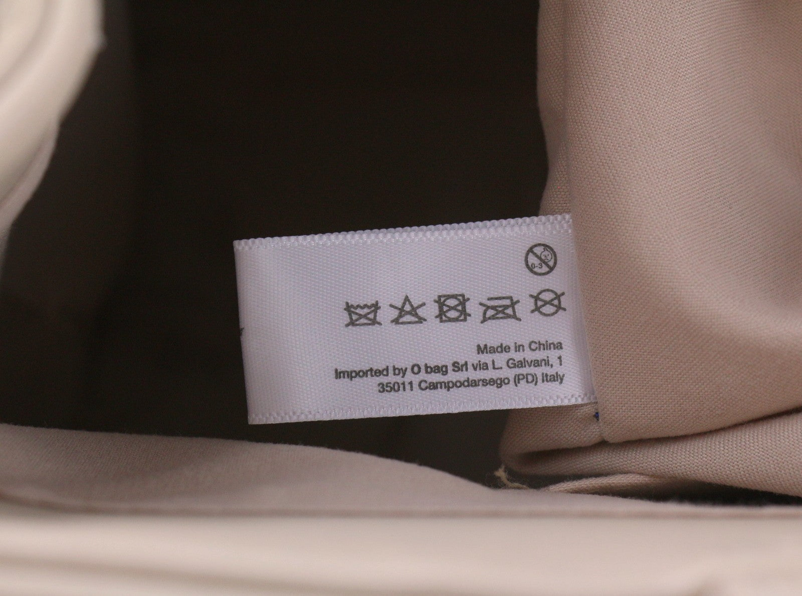 O BAG Vienna moteriškas krepšys OS smėlio spalvos su dviem rankenomis, užsegimu, pamušalu, logotipu ir kvadratu. 