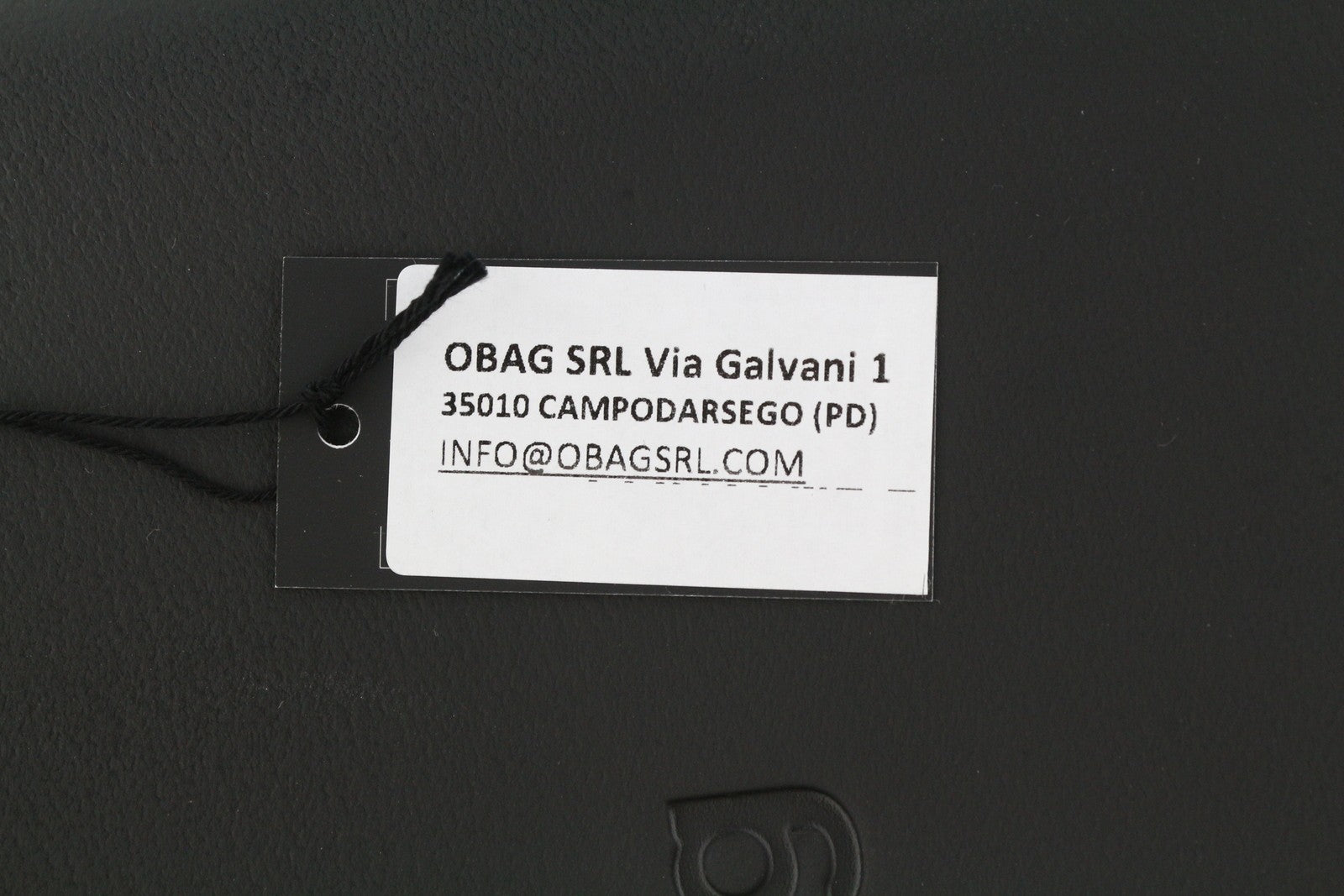 O BAG Chic moteriškas krepšys OS juodas su dviem rankenomis, mini rankinukas su kvadratiniu logotipu 