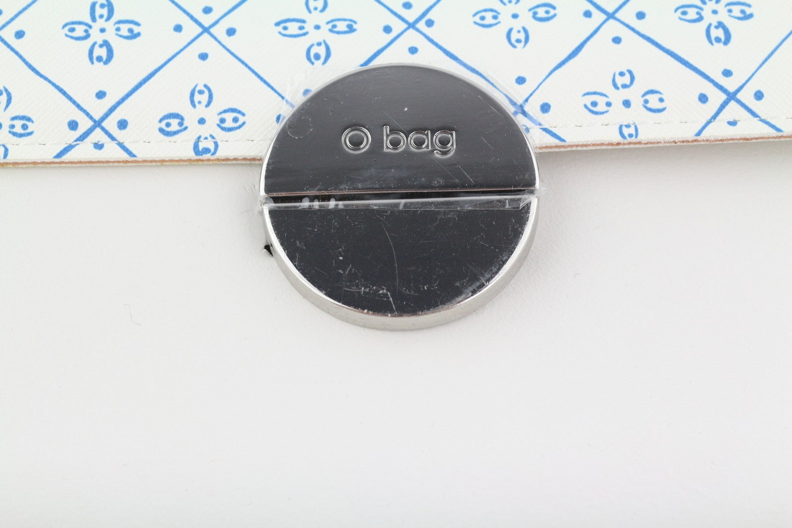 O BAG Glam moteriška rankinė OS balta raštuota reguliuojamo dirželio užsegimu su logotipu per petį 