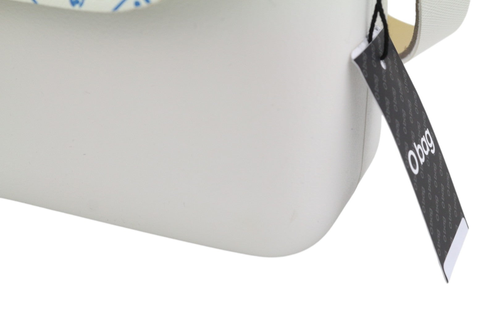 O BAG Glam moteriška rankinė OS balta raštuota reguliuojamo dirželio užsegimu su logotipu per petį 