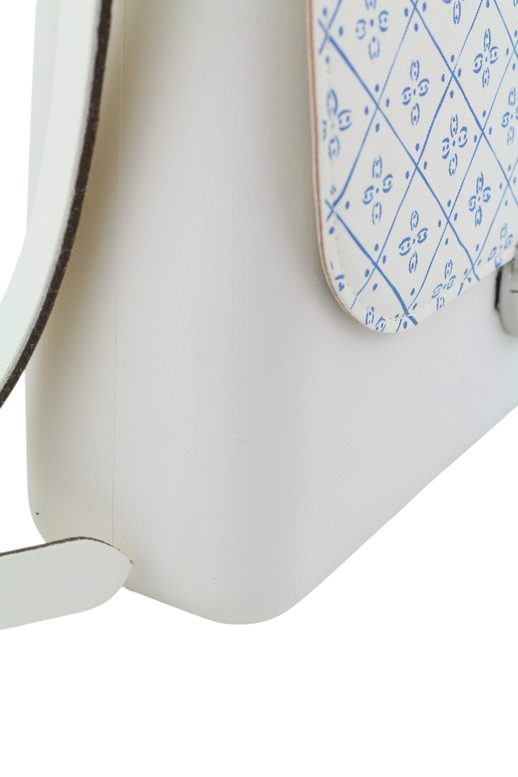 O BAG Glam moteriška rankinė OS balta raštuota reguliuojamo dirželio užsegimu su logotipu per petį 