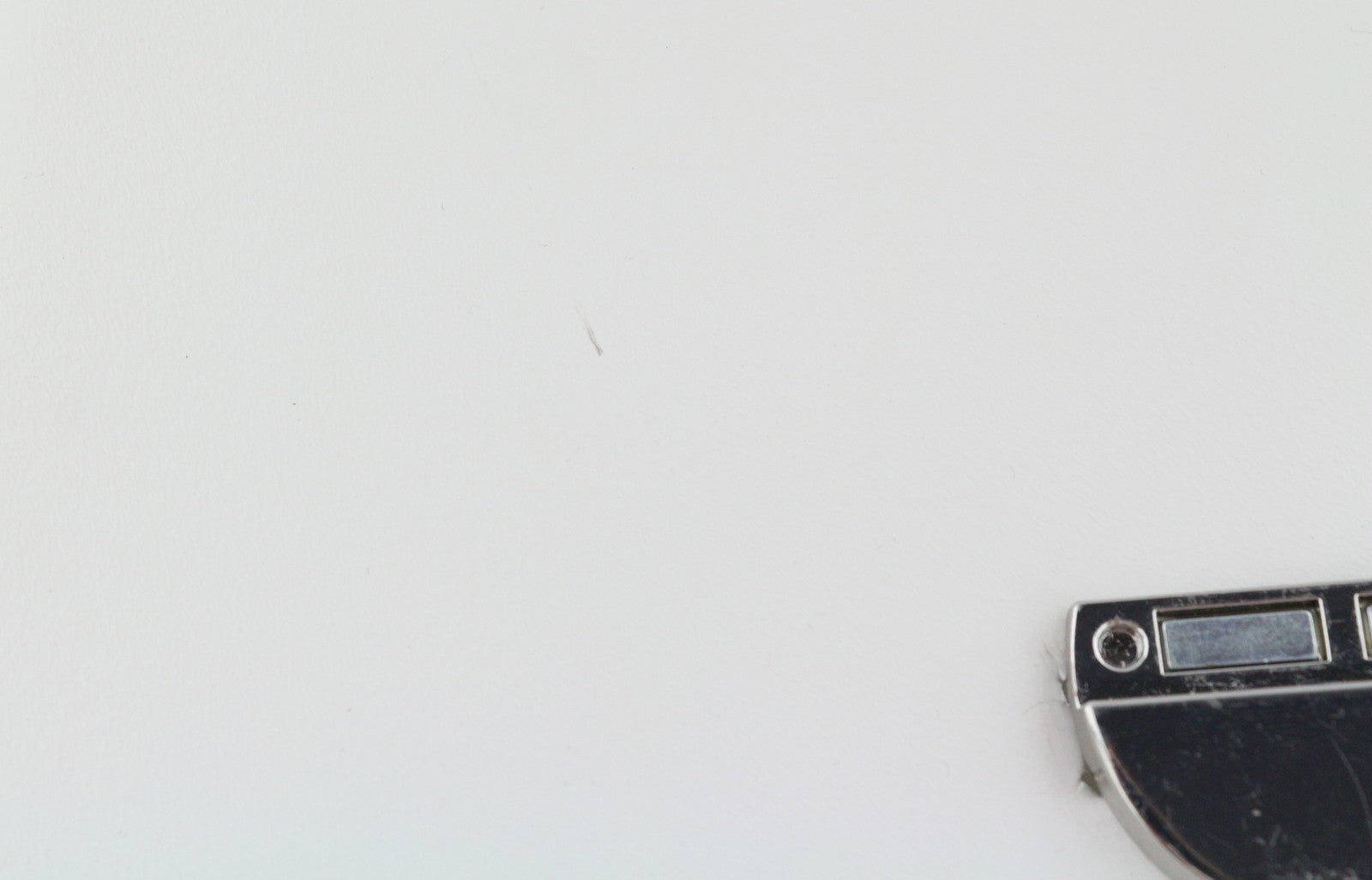 O BAG Glam moteriška rankinė OS balta raštuota reguliuojamo dirželio užsegimu su logotipu per petį 