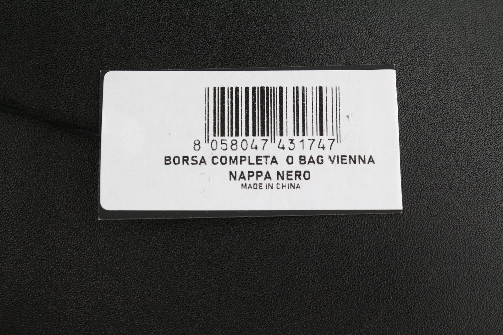 O BAG Vienna moteriškas krepšys OS juodas su dvigubomis rankenomis, užsegimu, pamušalu, logotipu ir kvadratu.