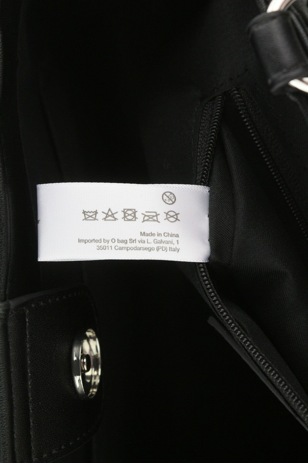 O BAG Vienna moteriškas krepšys OS juodas su dvigubomis rankenomis, užsegimu, pamušalu, logotipu ir kvadratu.