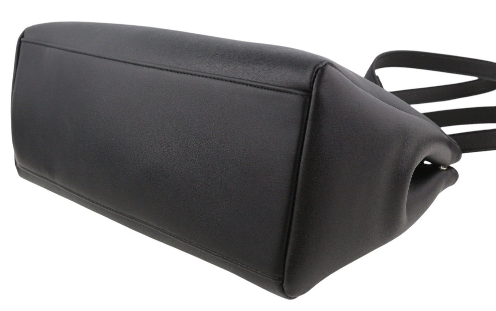 O BAG Vienna moteriškas krepšys OS juodas su dvigubomis rankenomis, užsegimu, pamušalu, logotipu ir kvadratu.