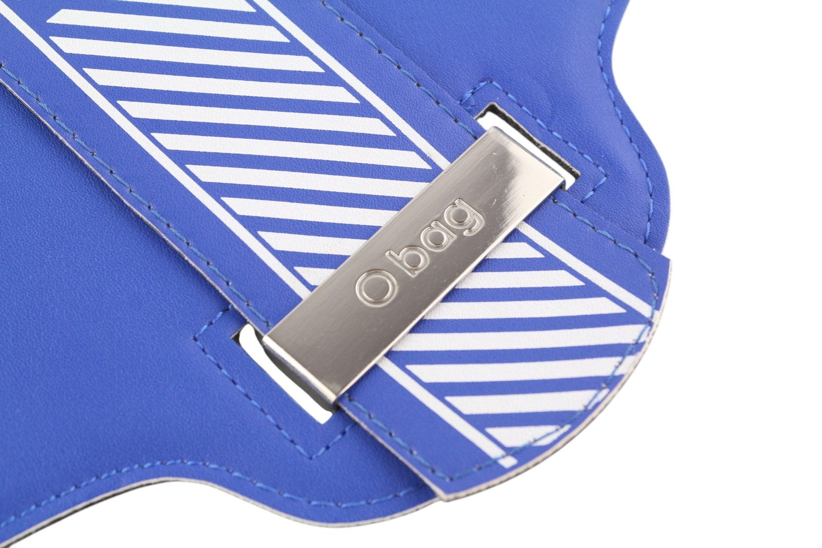 O BAG Glam moteriška rankinė OS mėlyna raštuota reguliuojamo dirželio užsegimu su logotipu per petį 