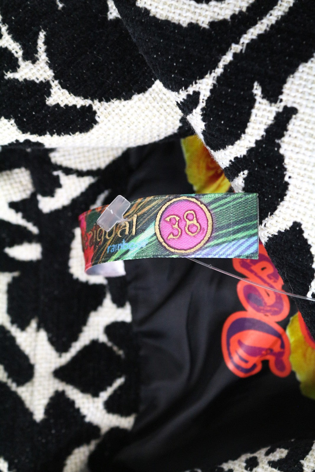 DESIGUAL baltas moteriškas paltas EU38 smėlio spalvos aksominis baroko spalvos žakardo pamušalu medvilnės mišinio 