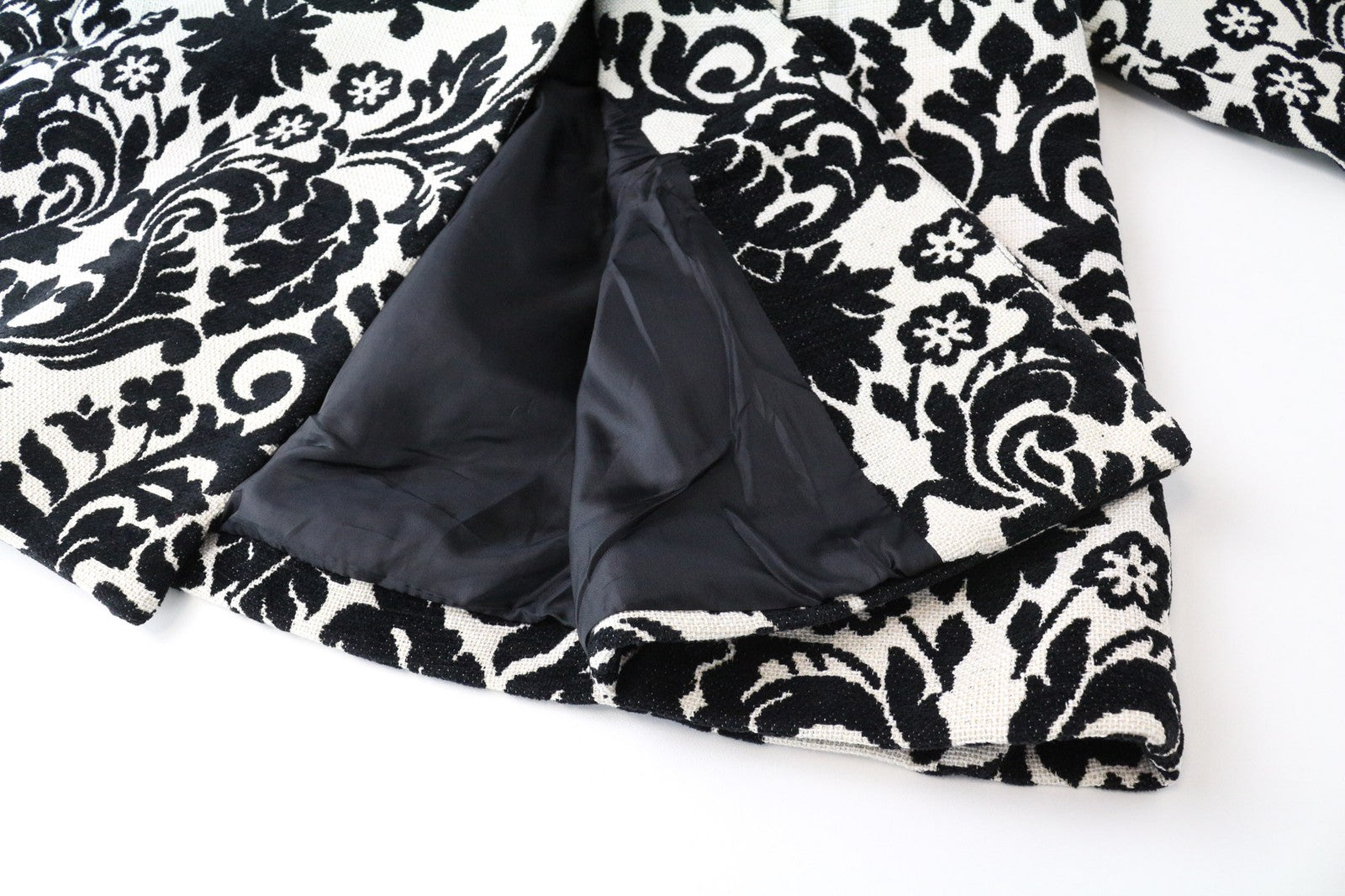 DESIGUAL baltas moteriškas paltas EU38 smėlio spalvos aksominis baroko spalvos žakardo pamušalu medvilnės mišinio 