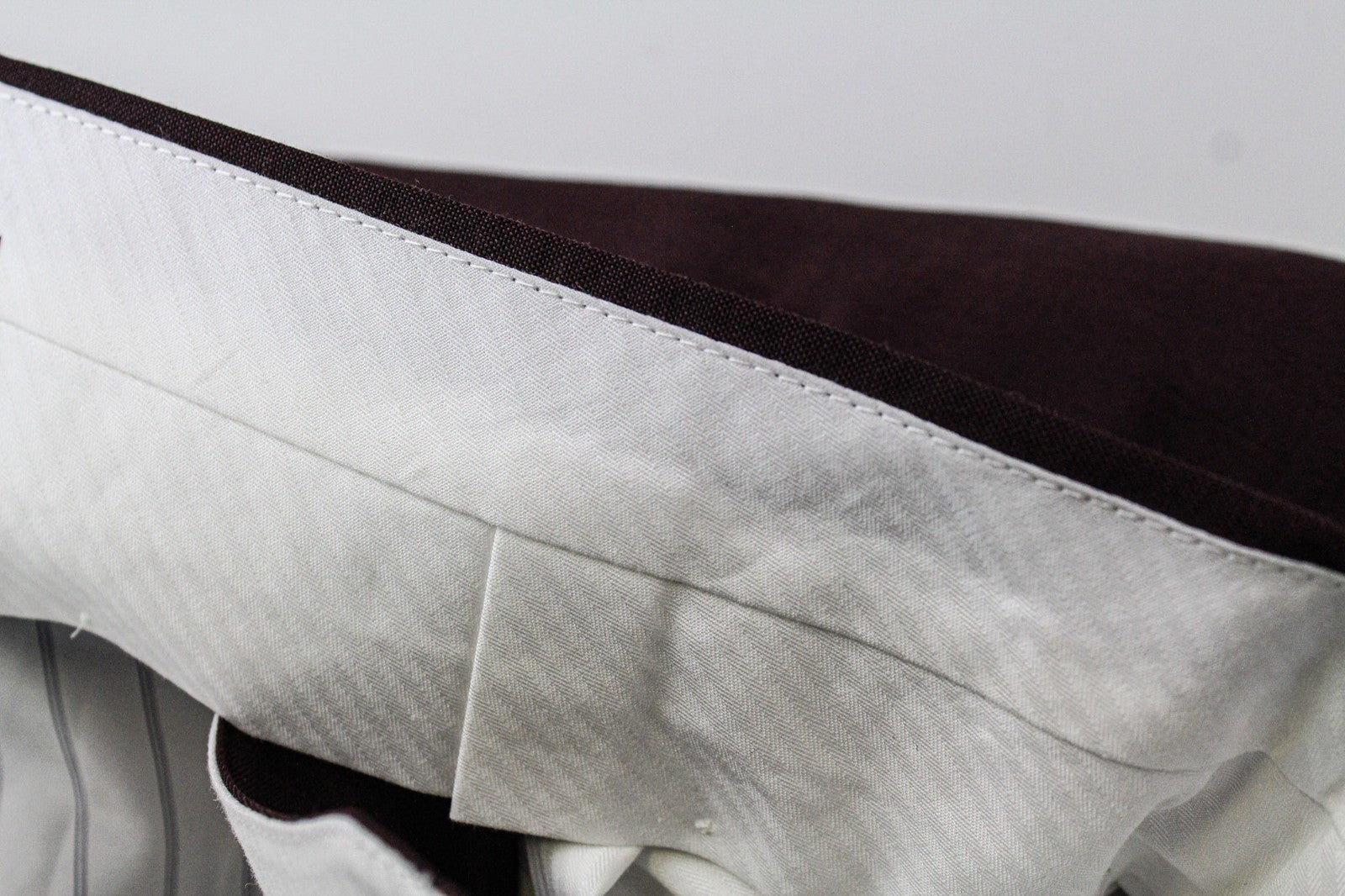 „SUITSUPPLY Vigo“ vyriškos UK36R kelnės su violetinėmis vilnonėmis moheros kelnėmis, klasikinėmis klostuotomis priekinėmis dalimis. 