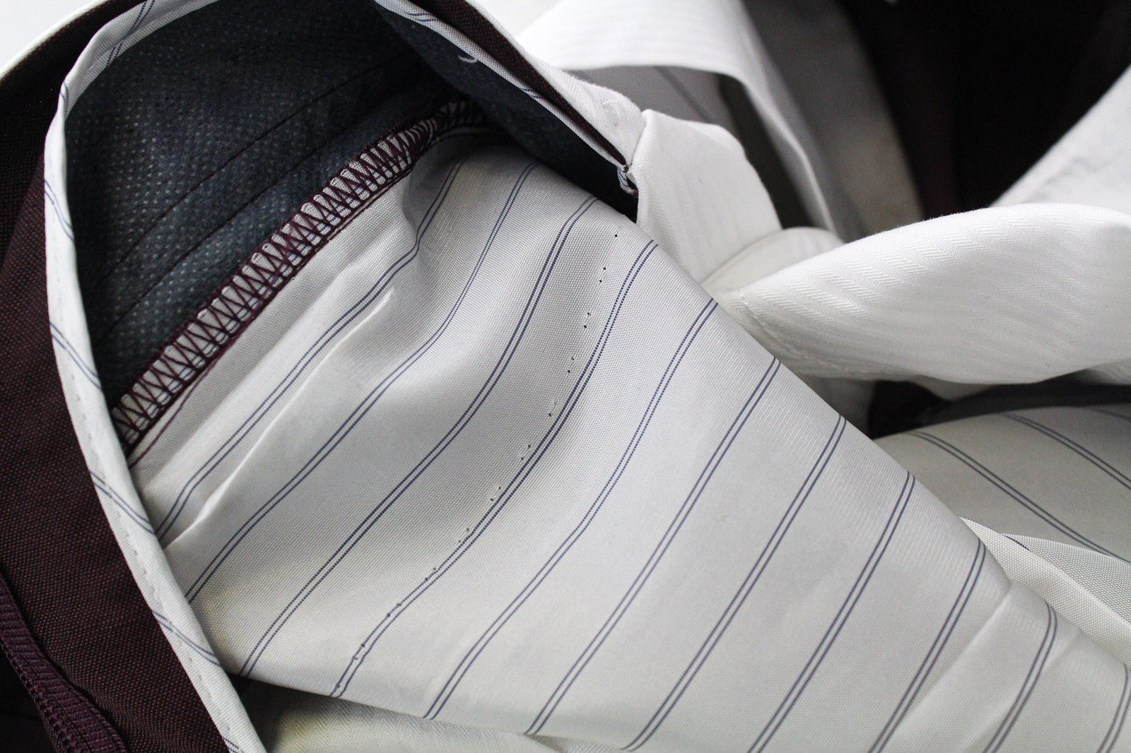 „SUITSUPPLY Vigo“ vyriškos UK36R kelnės su violetinėmis vilnonėmis moheros kelnėmis, klasikinėmis klostuotomis priekinėmis dalimis. 