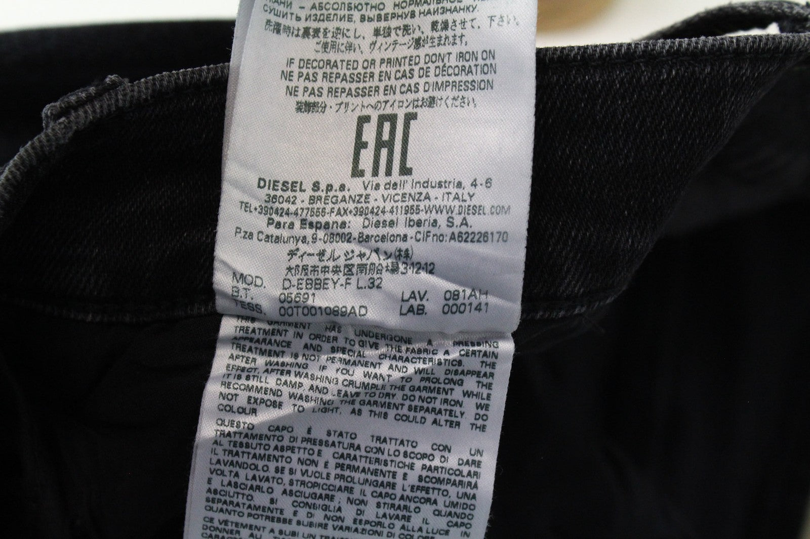 DIESEL D-Ebbey-F 081AH moteriški W24/L32 džinsai su platėjančiu kirpimu, tamprios medvilnės kelnės, pilkos spalvos mergaitėms. 