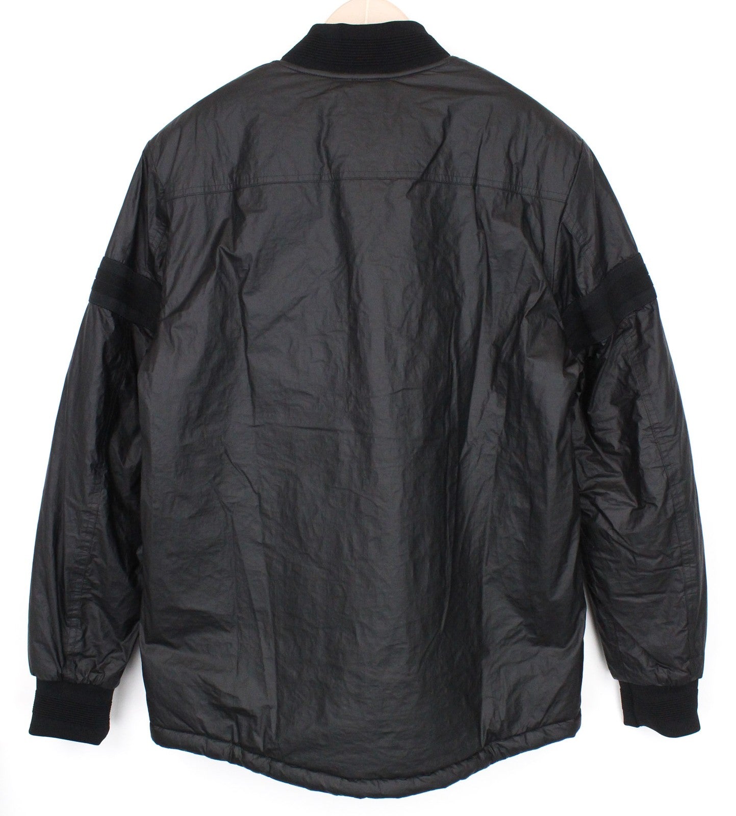 REPLAY vyriška juoda bomber striukė su pamušalu, lopais ir logotipu bei megzta juostele. 