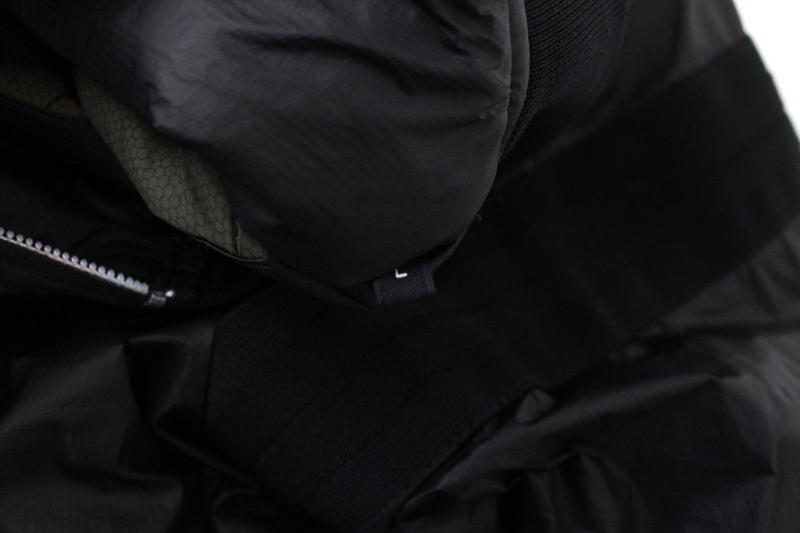 REPLAY vyriška juoda bomber striukė su pamušalu, lopais ir logotipu bei megzta juostele. 