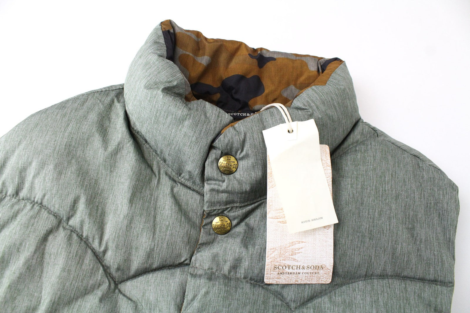 „SCOTCH &amp; SODA S“ dvipusė žalia vyriška liemenė su kamufliažu, aukšta apykakle, klasikinio stiliaus 