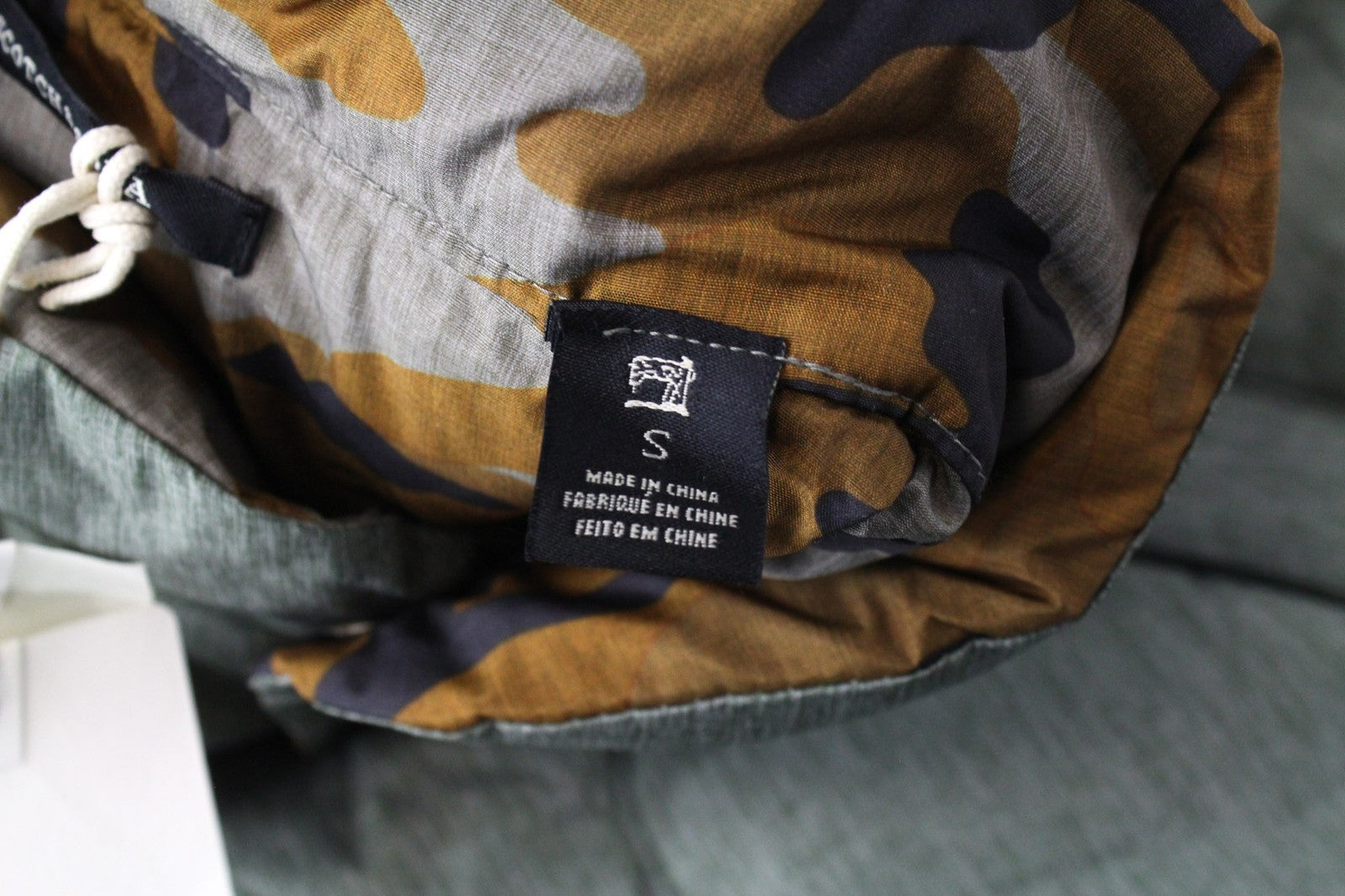 „SCOTCH &amp; SODA S“ dvipusė žalia vyriška liemenė su kamufliažu, aukšta apykakle, klasikinio stiliaus 