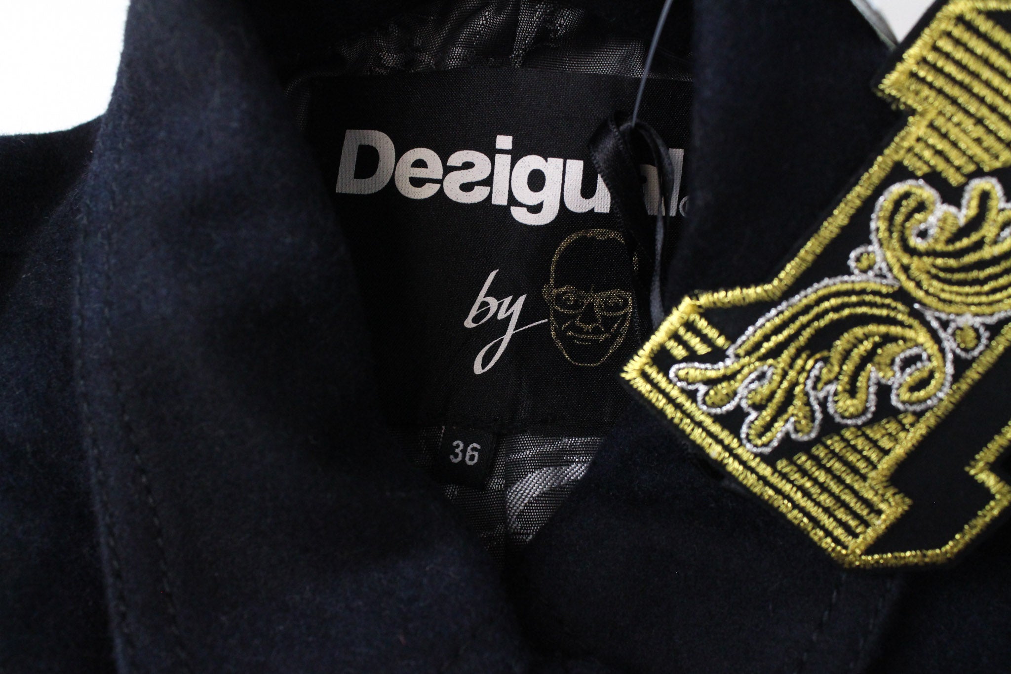 DESIGUAL Snow Robot EU36 Tamsiai mėlynas vilnonis paltas su languotu dizainerio vidutinio ilgio raštu 