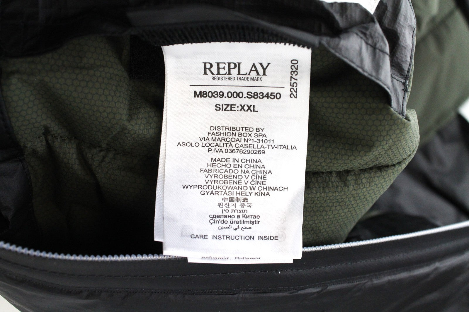 REPLAY juodas bomber tipo švarkas su pamušalu, užtrauktuku ir logotipu, briaunuota apačia. 