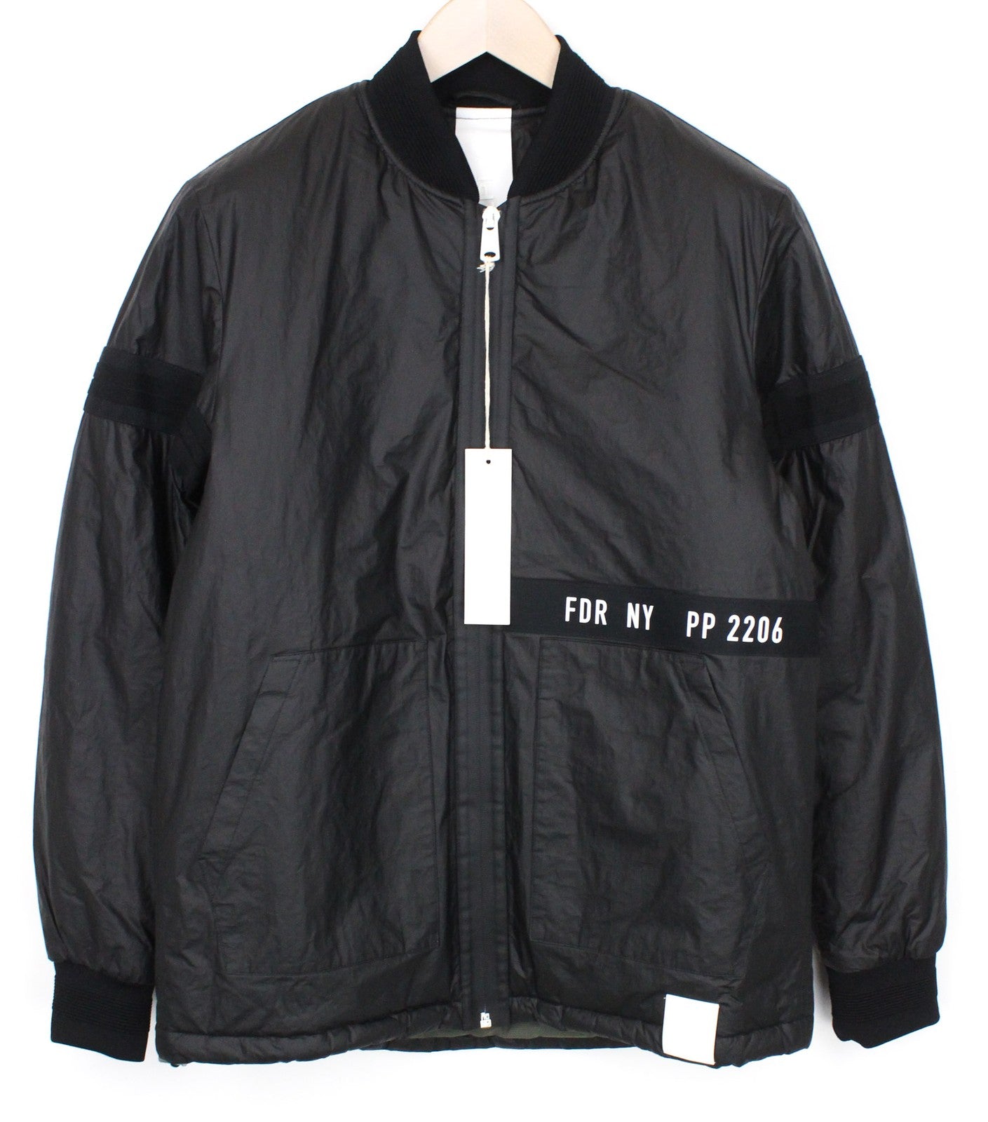 REPLAY juodas bomber tipo švarkas su pamušalu, užtrauktuku ir logotipu, briaunuota apačia. 